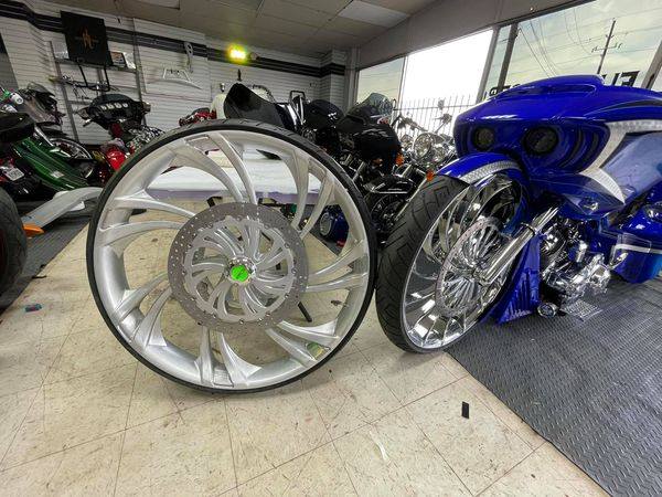 Power House Custom Cycles using SMT 34-Inch 3D V-Arm wheel with dual 18
