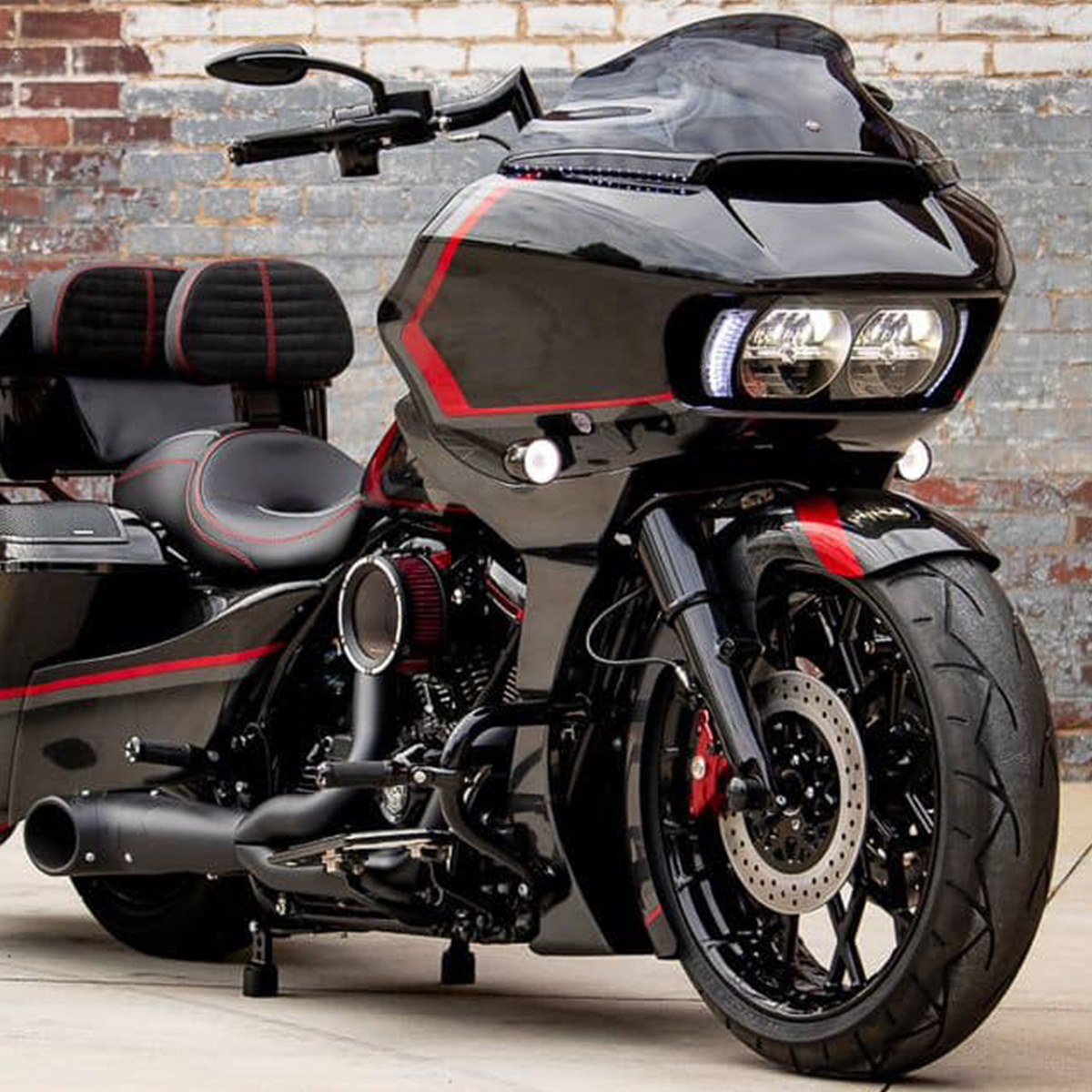 Harley Davidson Road Glide bagger with SMT's OG5 Prodigy fat tire wheels