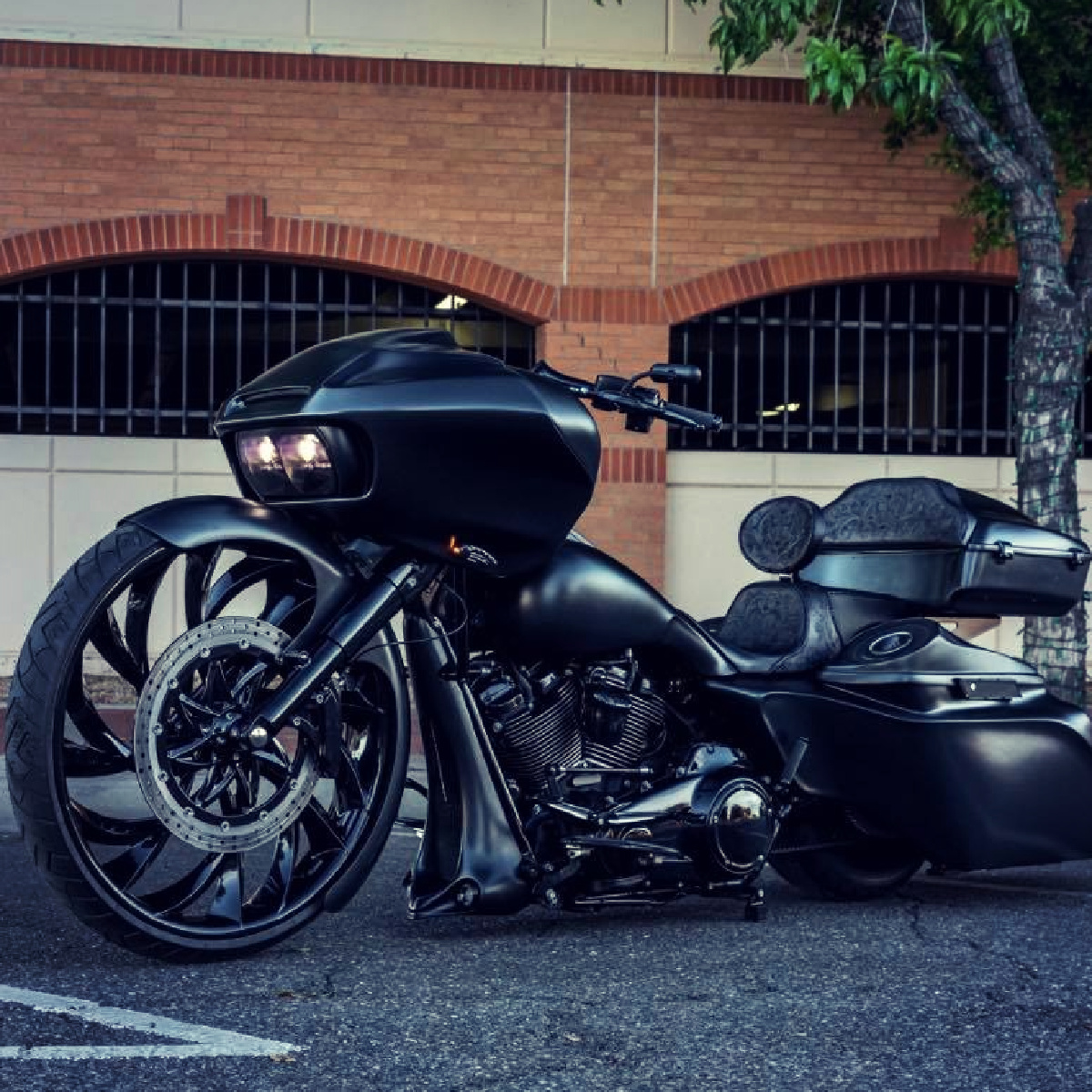 Harley-Davidson Road Glide bagger motorcycle with SMT El Kurwa 34" big wheel
