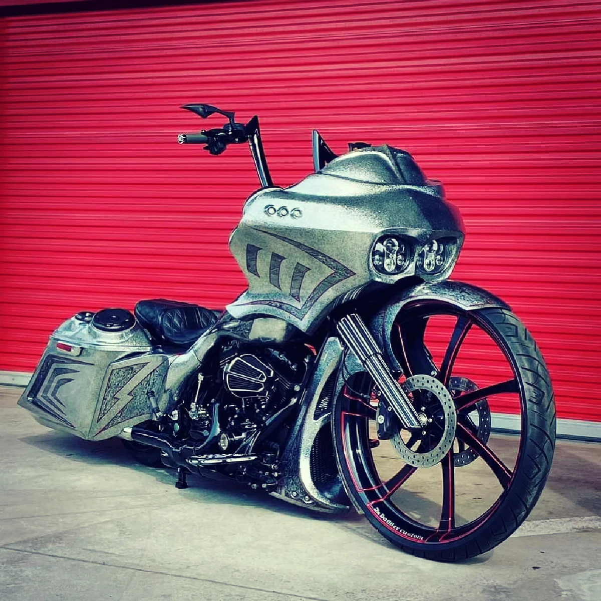 Harley-Davidson Road Glide bagger motorcycle with SMT OG.18 34" big wheel
